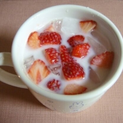 暑くなる季節に冷たく冷やした飲み物は美味しいですね。
今日はお風呂上がりにいただきました♪

牛乳に苺が入って食べる飲み物って感じで美味しかったですよ♪